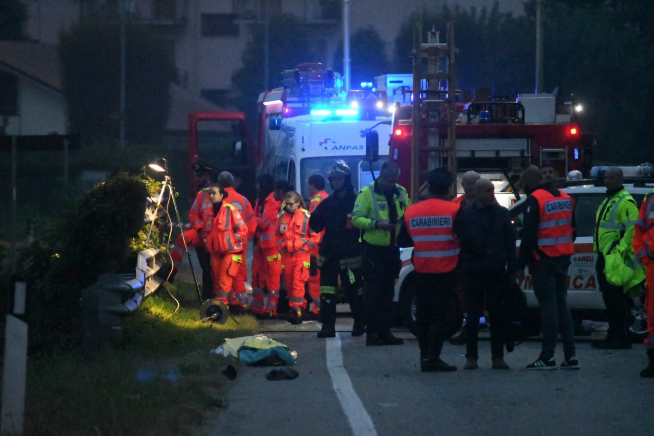 Travolti da un’auto: due morti davanti alla caserma dei Carabinieri di Bellusco