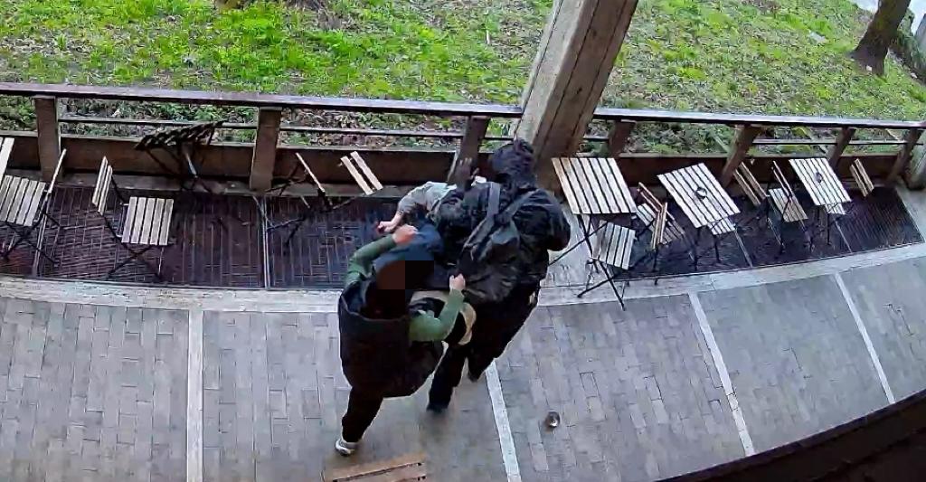 Aggressione a un barista, la drammatica sequenza