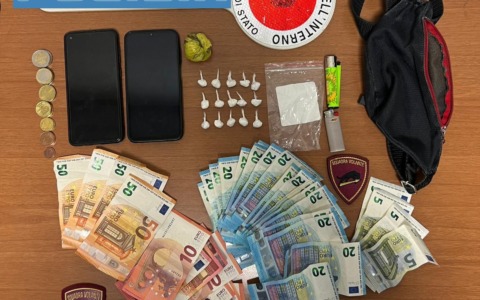 Arrestato un 33enne marocchino dopo un inseguimento in bicicletta: calci agli agenti e cocaina in tasca