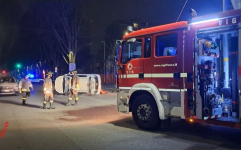 Auto si ribalta dopo aver urtato un veicolo in sosta a Monza