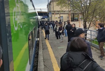 Due uomini litigano in stazione, una cinquantenne ferita