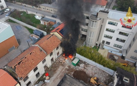 Evacuati 300 studenti per incendio vicino a una scuola