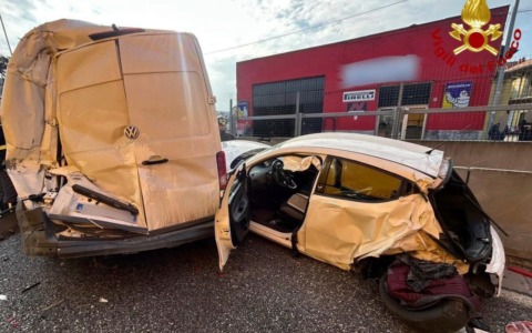 Incidente multiplo tra auto, furgone e Tir sulla Strada statale 36