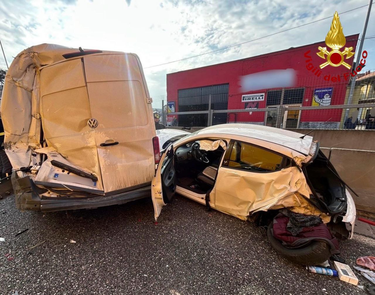 Incidente multiplo tra auto, furgone e Tir sulla Strada statale 36