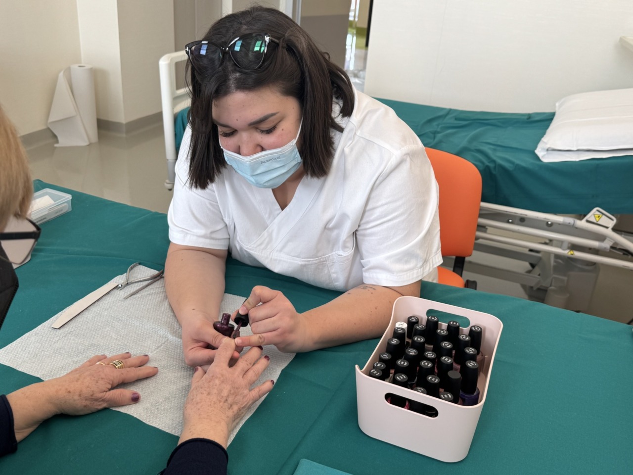 “Mani in cura”: un gesto di bellezza per le pazienti oncologiche