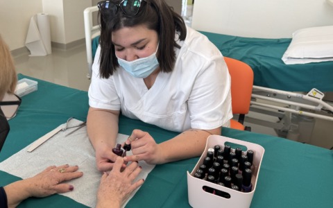 “Mani in cura”: un gesto di bellezza per le pazienti oncologiche