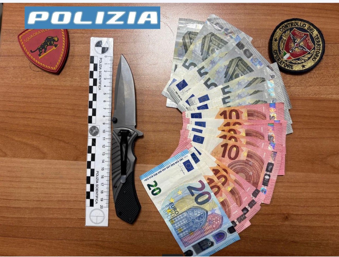 Minaccia il tassista con un coltello e rapina l’incasso