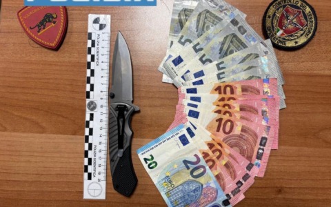 Minaccia il tassista con un coltello e rapina l’incasso