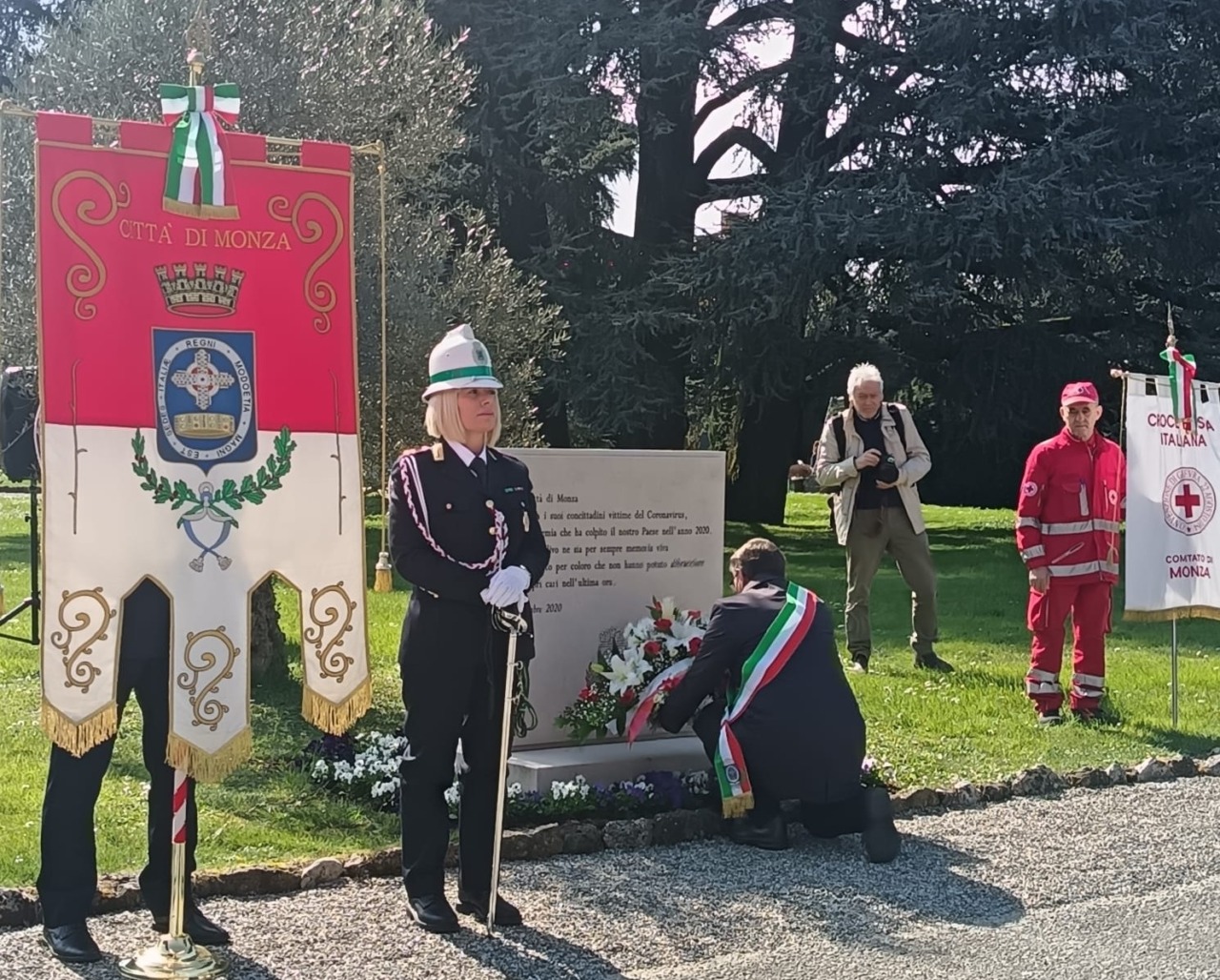 Monza commemora le vittime del Covid-19 con una cerimonia toccante