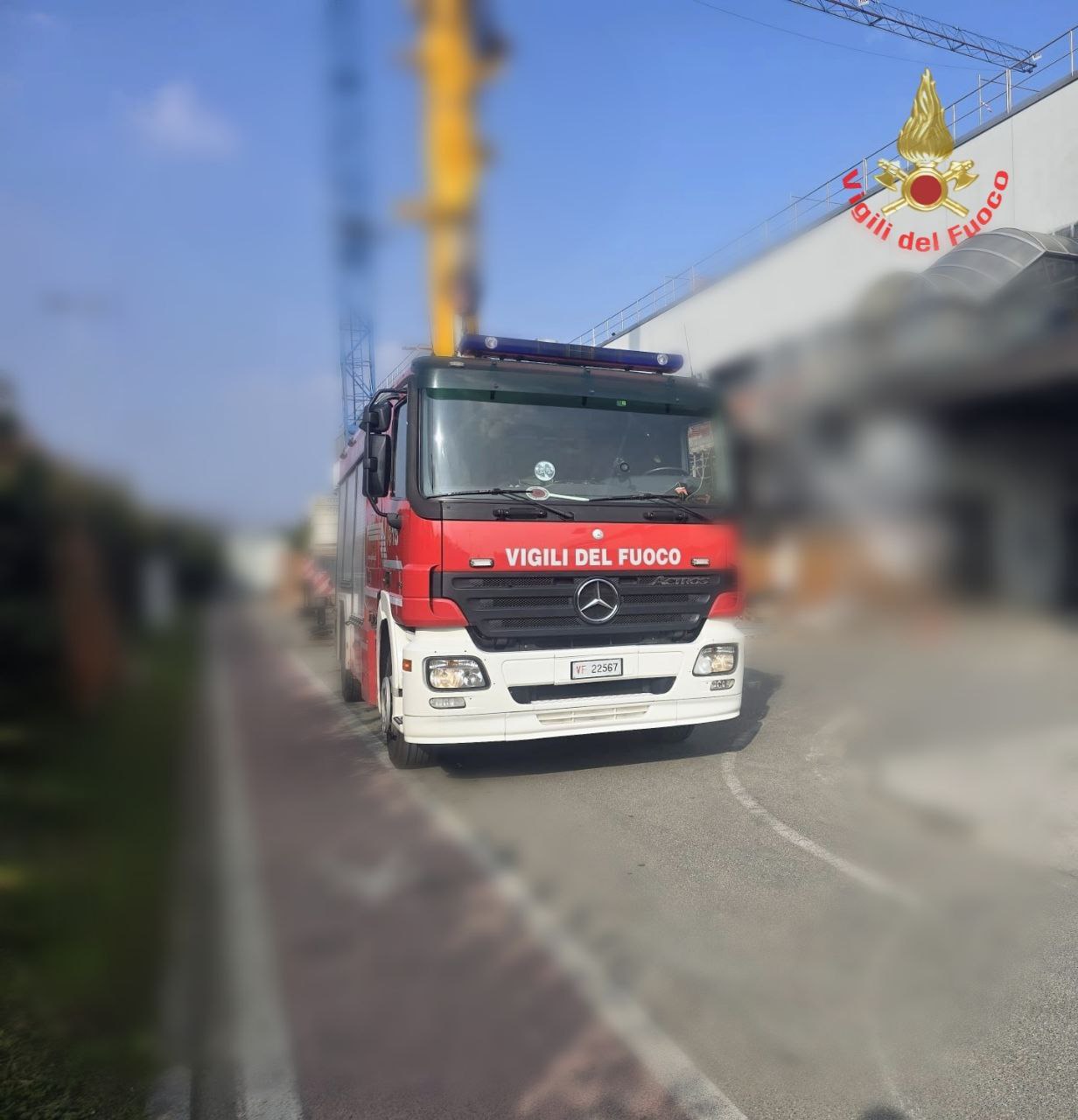 Operaio rimane incastrato in un macchinario a Monza