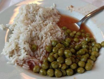 Pasti non idonei e corpi estranei nei piatti, sanzionato il gestore della mensa