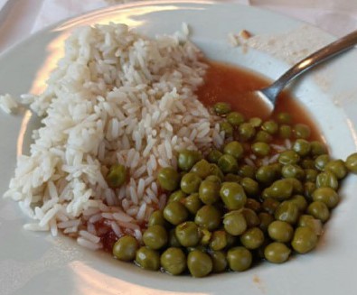 Pasti non idonei e corpi estranei nei piatti, sanzionato il gestore della mensa