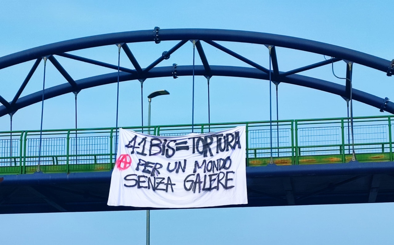 Affisso striscione anarchico su viale Stucchi