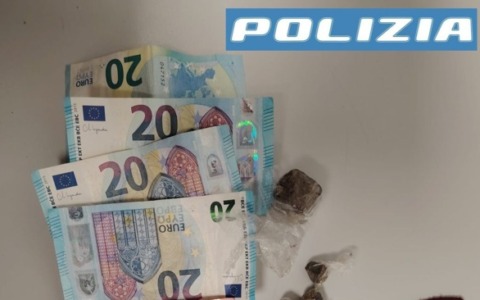 Arresto di un pusher: ossicodone, hashish e denaro contante sequestrati
