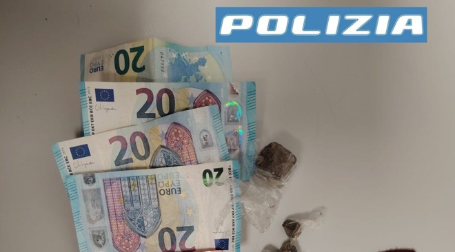 Arresto di un pusher: ossicodone, hashish e denaro contante sequestrati