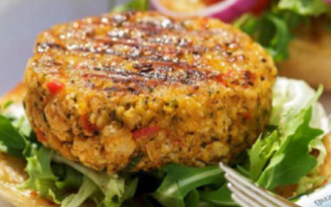 Burger di fagioli e ragù di legumi: il nuovo menù delle mense scolastiche