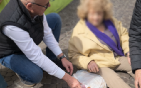 Cittadini in difficoltà per marciapiedi danneggiati a Monza