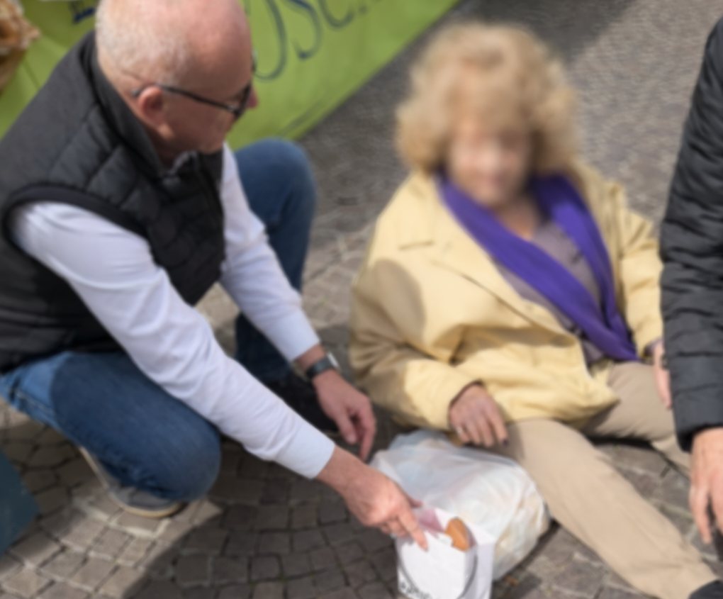 Cittadini in difficoltà per marciapiedi danneggiati a Monza