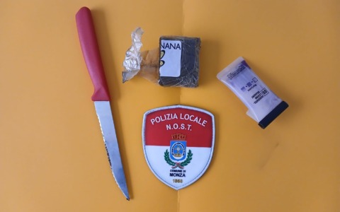 Denunciato per cessione di hashish e possesso di coltello