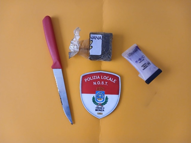 Denunciato per cessione di hashish e possesso di coltello