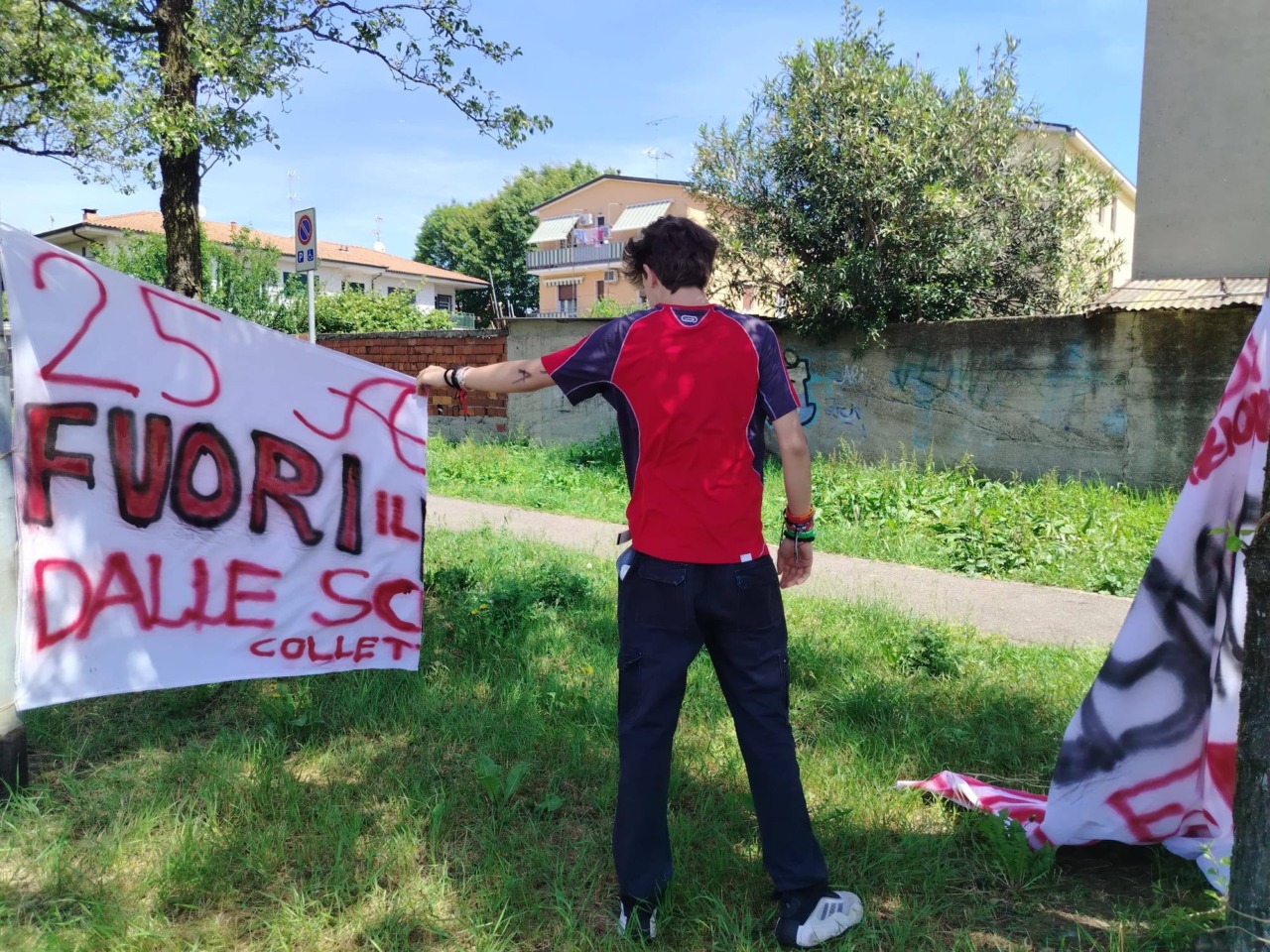 Distrutto lo striscione antifascista degli studenti: l’Anpi parla di “atto vile”