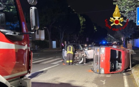 Due auto si scontrano a Lissone, quattro feriti