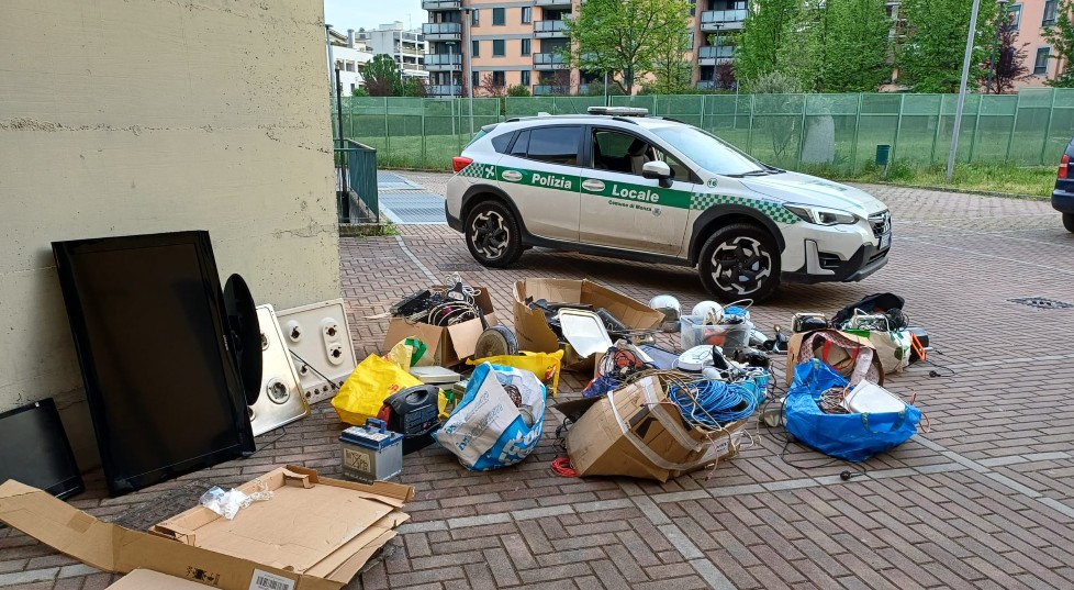 Fingendosi addetti alla discarica, rubavano rifiuti preziosi