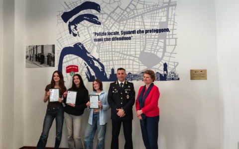 Inaugurato il murale in onore della Polizia Locale realizzato dagli studenti
