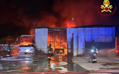 Incendio devastante in deposito: mezzi distrutti e struttura crollata