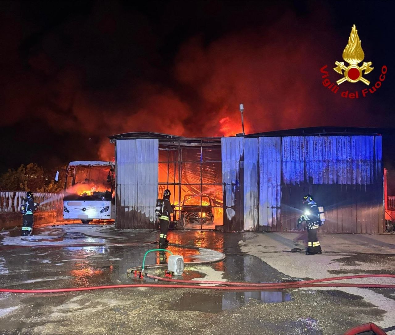 Incendio devastante in deposito: mezzi distrutti e struttura crollata