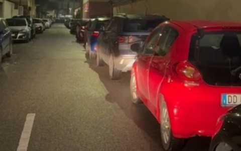 Incendio in giardino: pompieri ostacolati dalla sosta irregolare