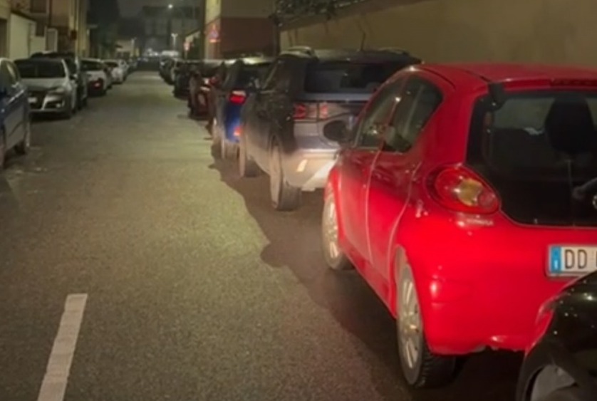 Incendio in giardino: pompieri ostacolati dalla sosta irregolare