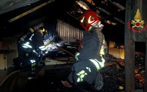 Incendio sul tetto di un’abitazione: intervento dei Vigili del Fuoco