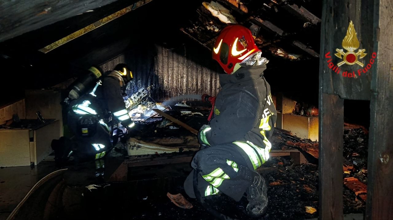 Incendio sul tetto di un’abitazione: intervento dei Vigili del Fuoco