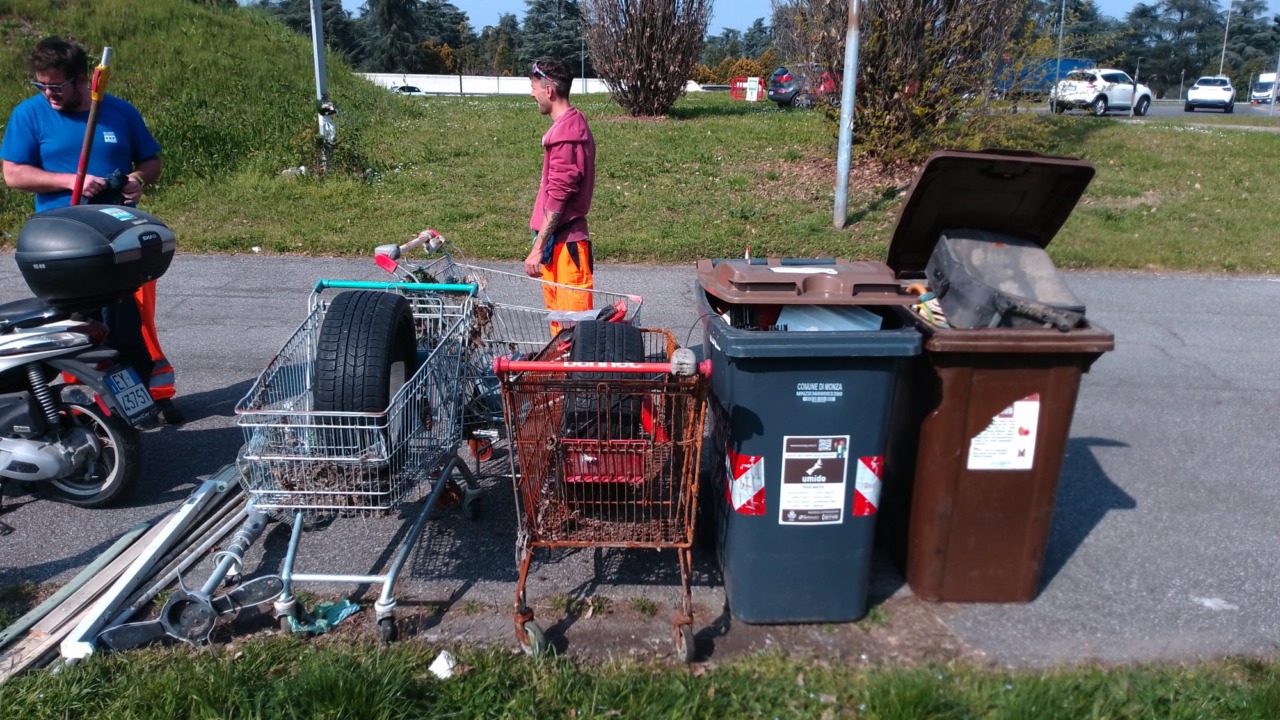 Intervento di pulizia straordinaria sul Canale Villoresi a Monza