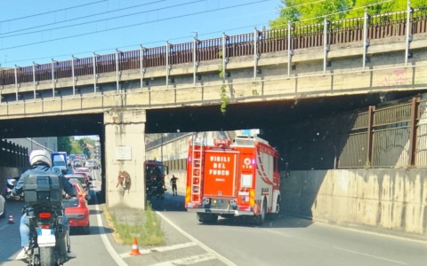Rimozione di uno striscione a viale Libertà provoca ingorghi