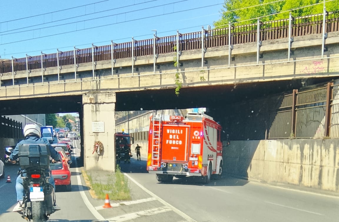 Rimozione di uno striscione a viale Libertà provoca ingorghi