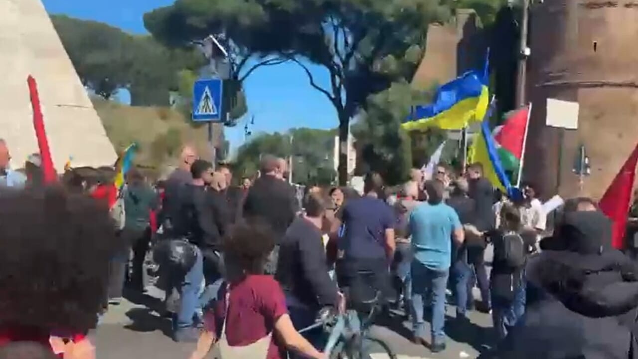 Tensione al corteo del 25 Aprile: aggredita una delegazione di +Europa e Radicali Italiani