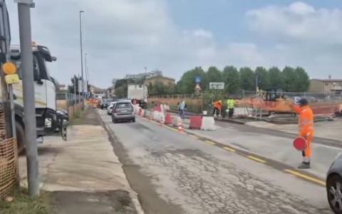 Via Santa Margherita: senso unico alternato per i lavori di Pedemontana crea disagi