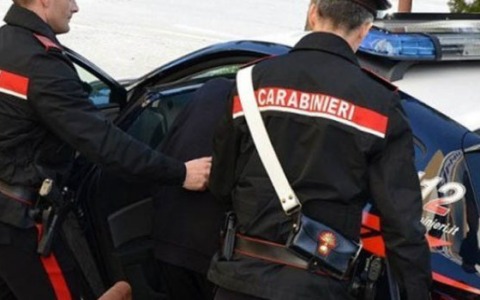 Arrestato un 45enne per maltrattamenti a moglie e figlie