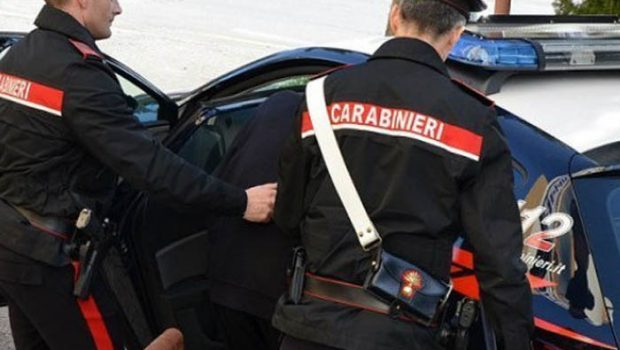 Arrestato un 45enne per maltrattamenti a moglie e figlie