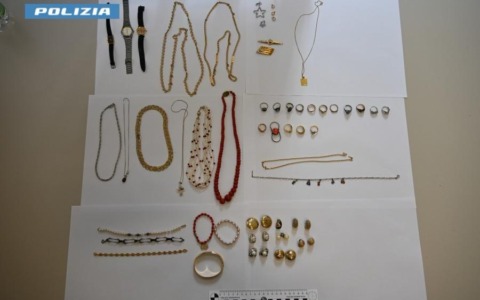 Arrestato un giovane finto Carabiniere dopo aver rubato 20mila euro di gioielli a un’anziana