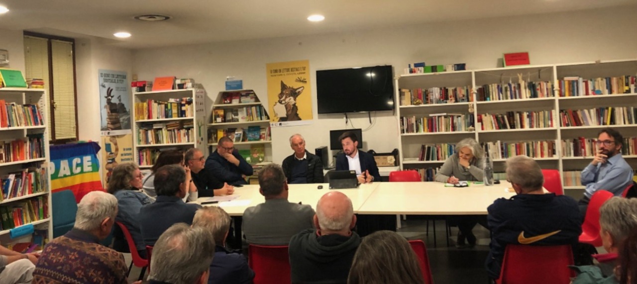 Espansione per l’azienda di armamenti: «E meno male che esponete lo striscione della pace…»