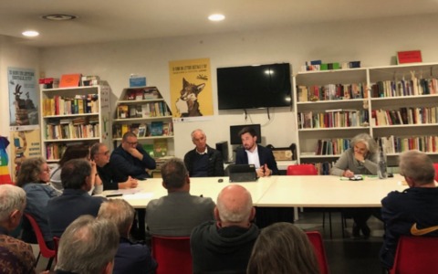 Espansione per l’azienda di armamenti: «E meno male che esponete lo striscione della pace…»