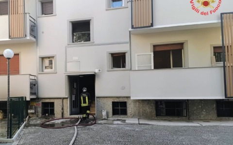 Incendio in un seminterrato a Monza