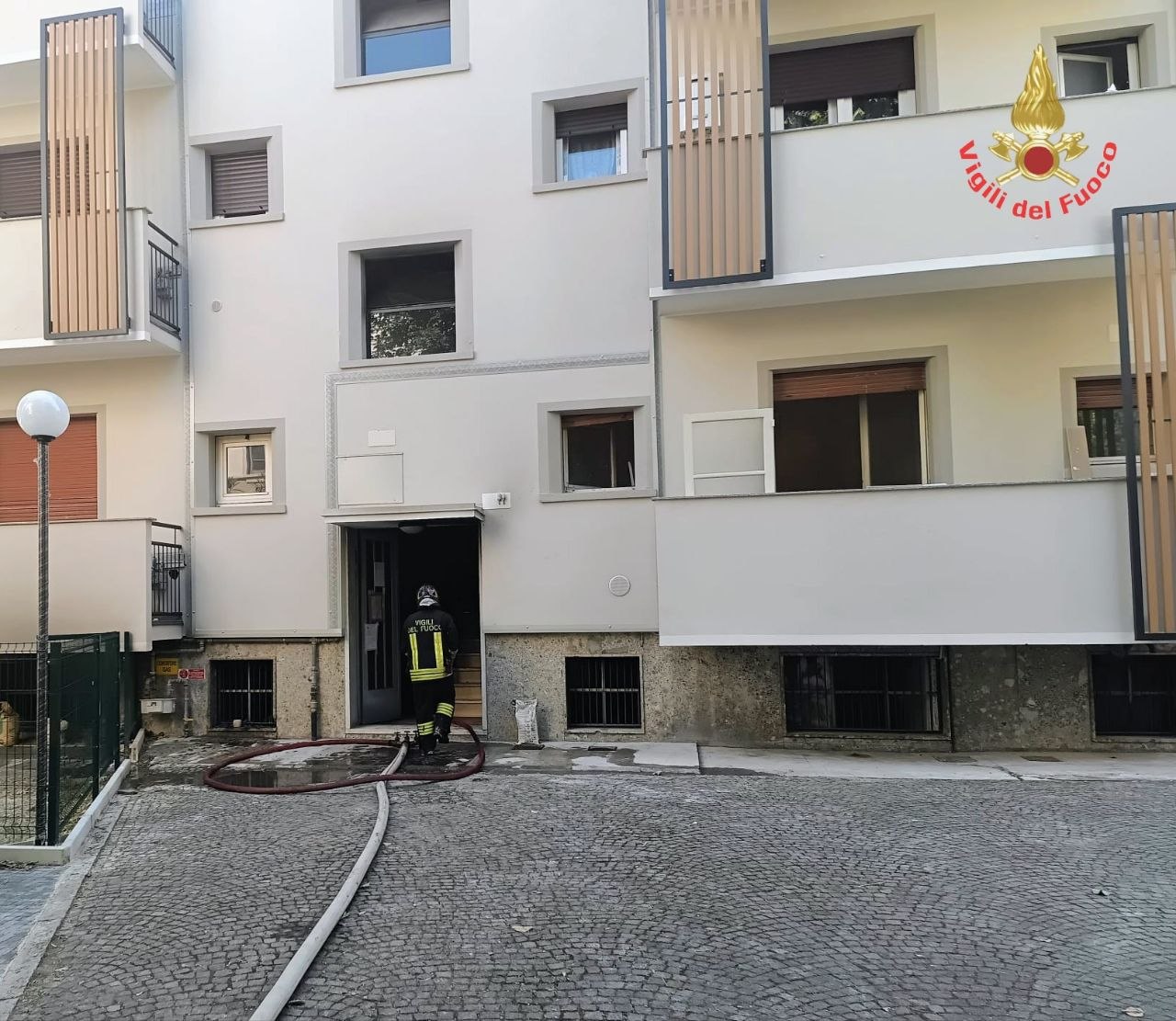 Incendio in un seminterrato a Monza