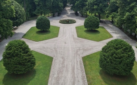 Rifiorisce il piccolo parterre nei Giardini Reali di Monza