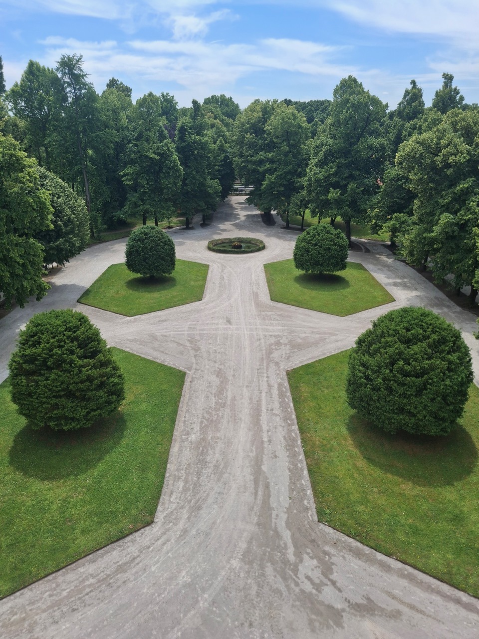 Rifiorisce il piccolo parterre nei Giardini Reali di Monza