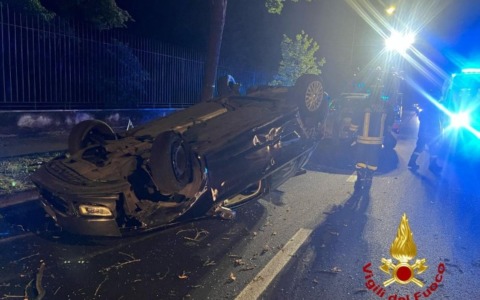Scontro tra due automobili: una si ribalta