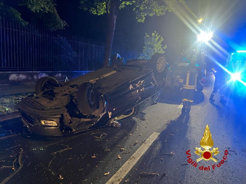 Scontro tra due automobili: una si ribalta